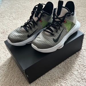 Men’s Nike basketball shoes sz 8 1/2.